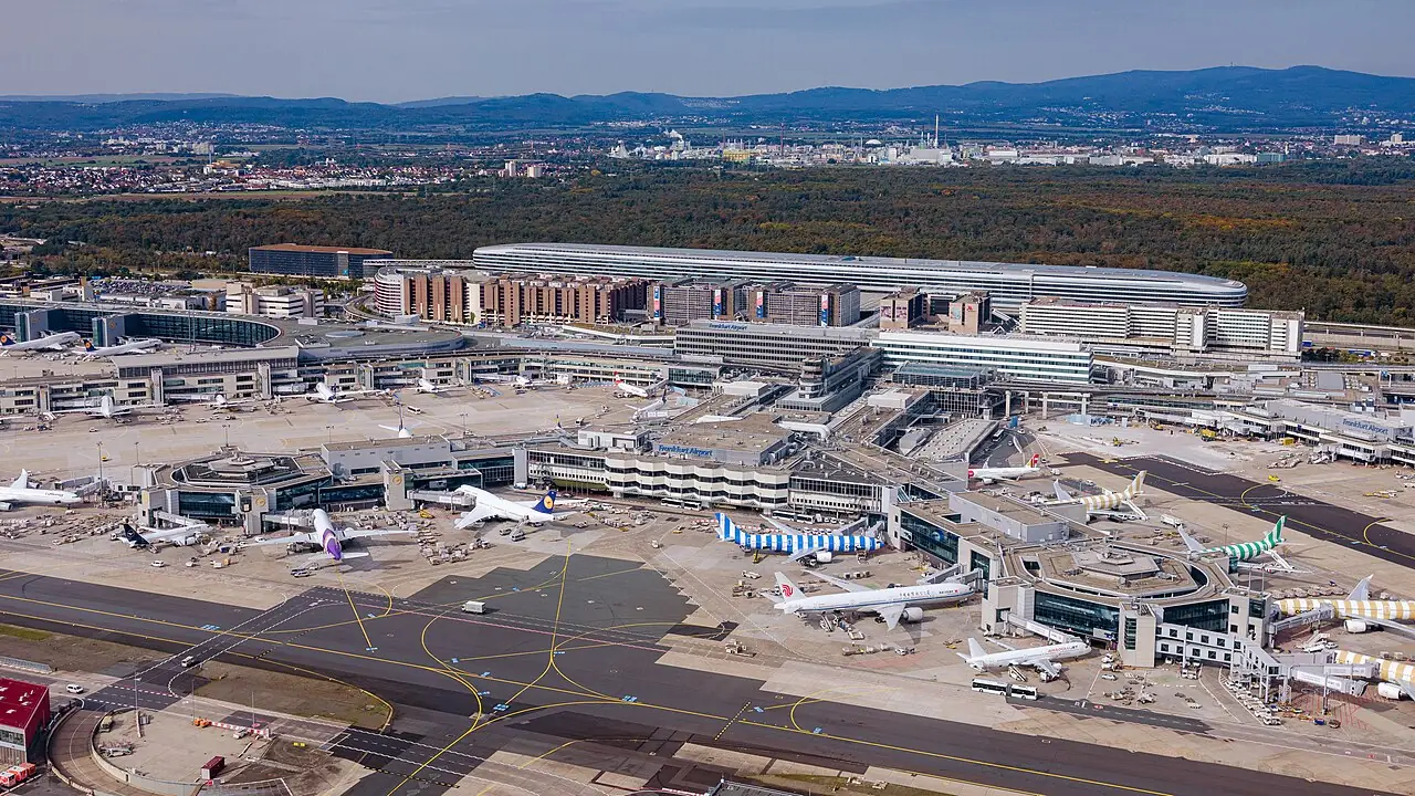Frankfurt Havalimanı Terminal 1'in havadan görünümü
